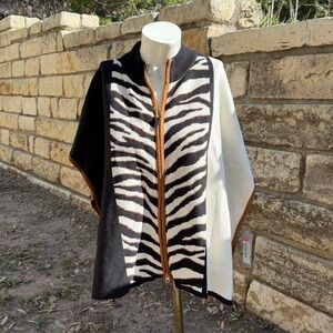 Multiples Mock Neck Poncho XL Front
Zip Through Collar